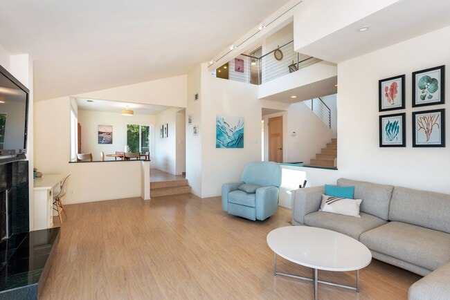 Building Photo - Fully Furnished Vacation Rental on the Mesa with Ocean Views! (Available 7/7/26- 11/30/26)
