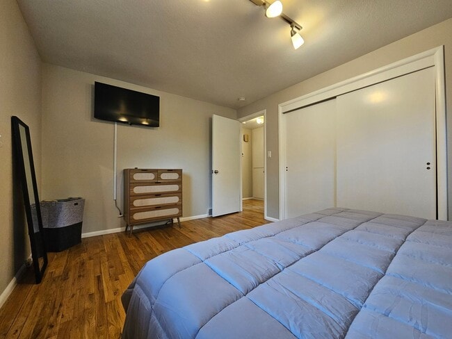 Building Photo - Fully Furnished Mid Century Charmer- month to month/midterm/short term, 3 bedrooms, highly desira...