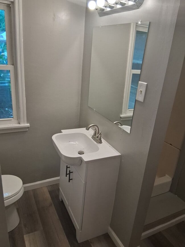 Building Photo - Great 4 bed 1.5 bath close to everything &...