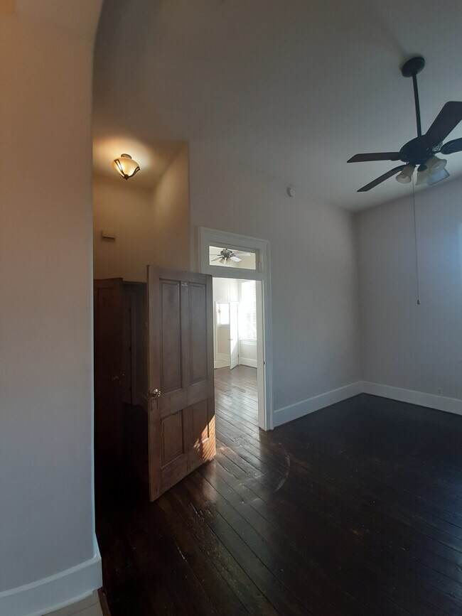 living door entryway - 1522 Winnie St
