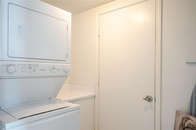 Building Photo - 15051 Royal Oaks Ln
