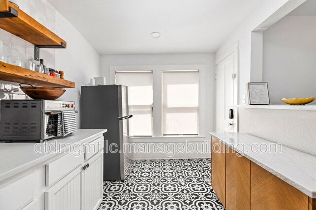 Building Photo - 110 E Craig Pl