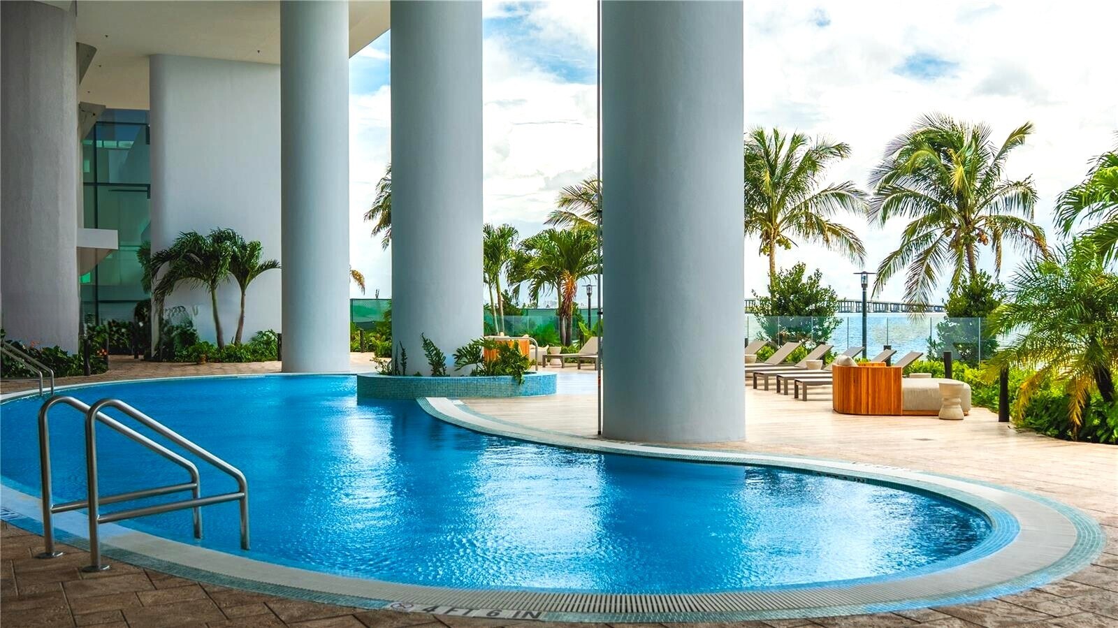 Building Photo - 700 NE 24th St