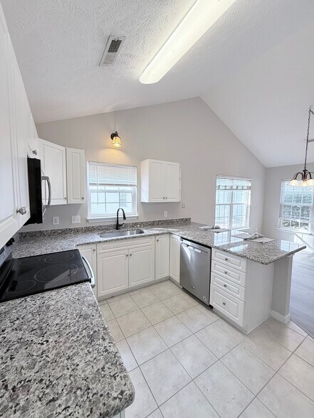 Building Photo - 412 Callie Dr