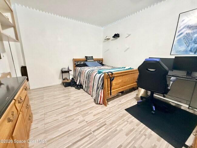 Building Photo - 1046 W Samms Ave