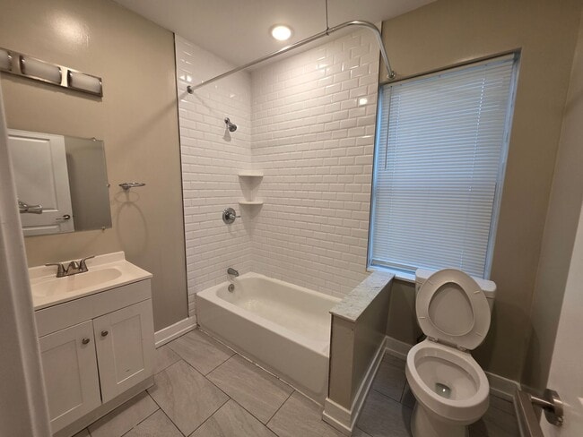 Building Photo - 1649 Pratt St