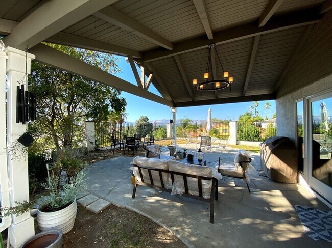Building Photo - 3 bed 2 1/2 bath home single story home in Woodland Hills!