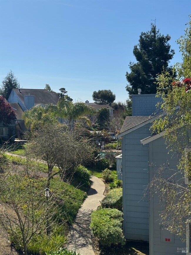 Building Photo - 375 Lighthouse Dr