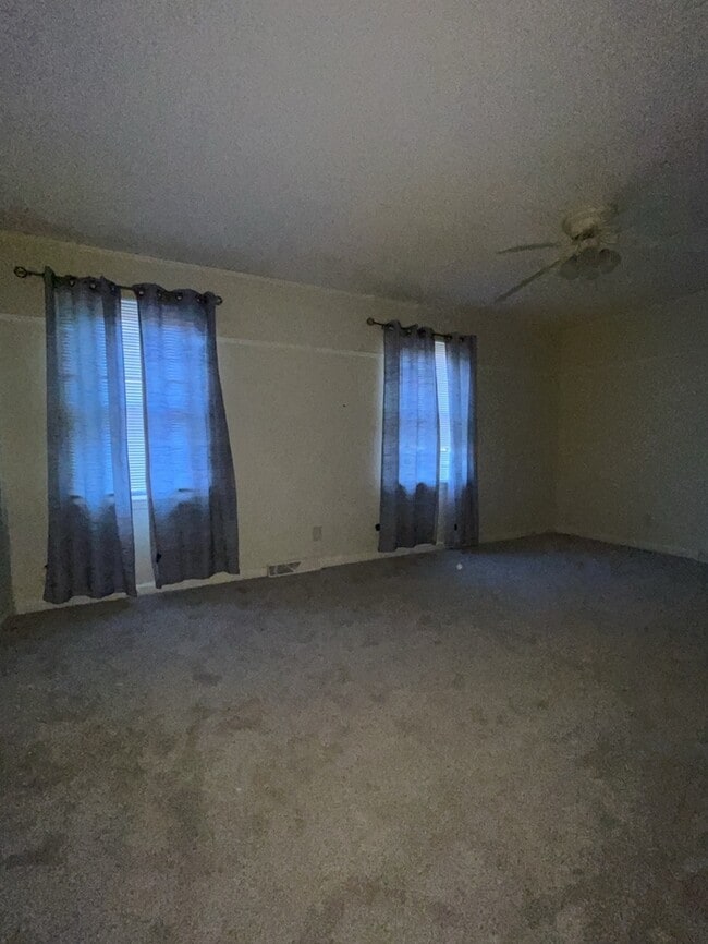 Building Photo - 3 Bedroom 2 Bathroom