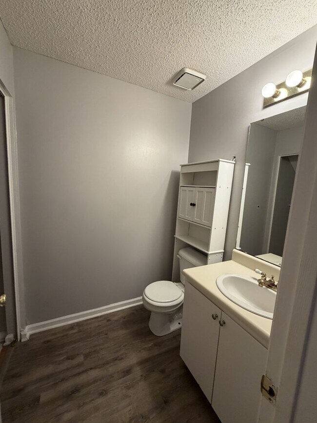 Building Photo - Hidden Lake Townhomes 2 Bedroom 1.5 Bathroom