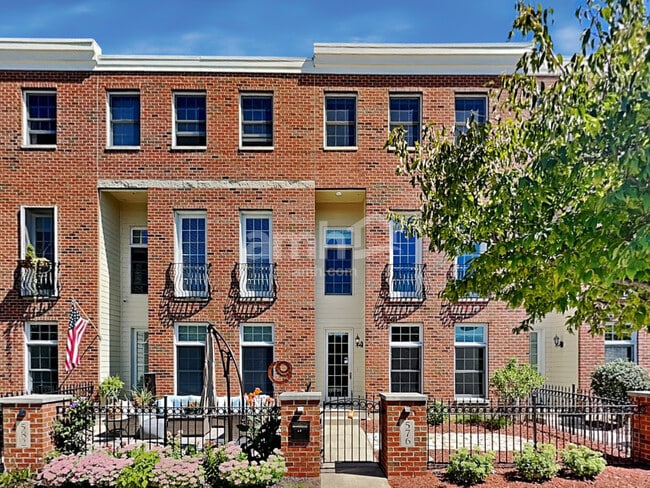 Building Photo - 576 N River St