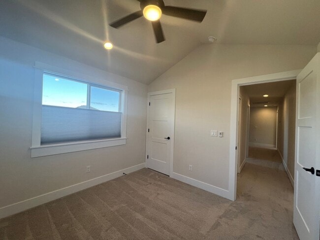 Building Photo - Charming three bedroom townhouse in the heart of Talent! | Available Mid May