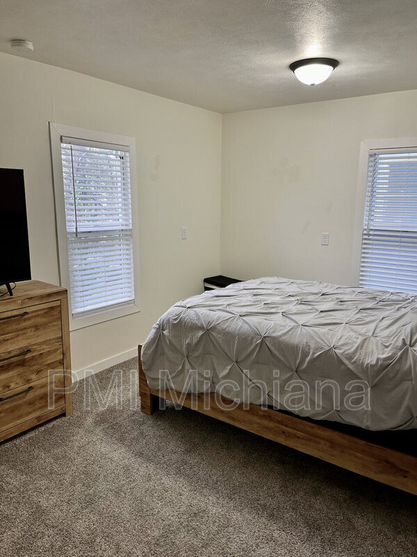 Building Photo - 924 Sherman Ave