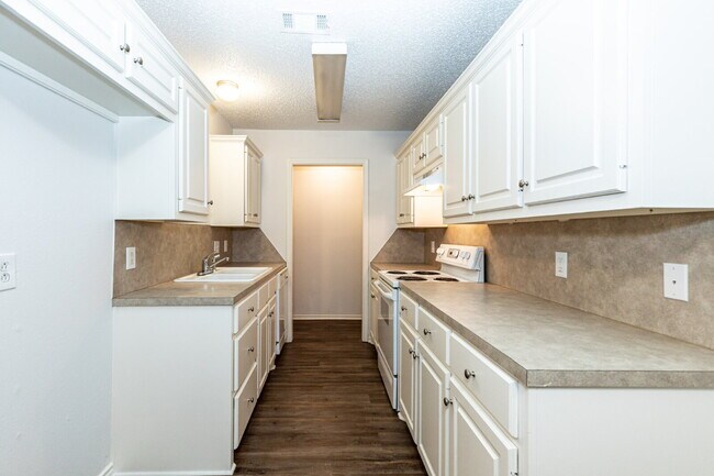 Building Photo - 2 Bedroom 2 Bathroom Duplex