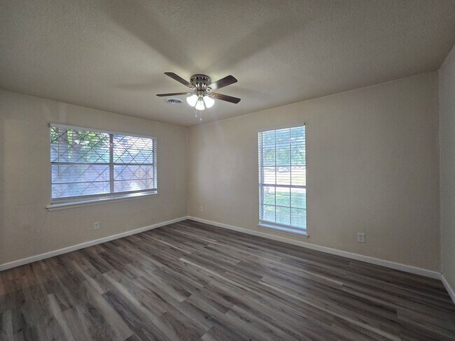 Building Photo - 501 W Voelter Ave