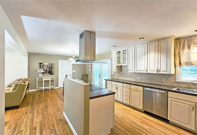 Building Photo - 194 Kenneth Dr