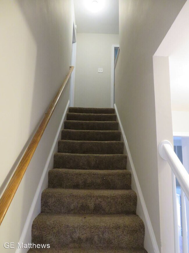 Building Photo - 4 br, 2.5 bath House - 120 Lakeside Drive