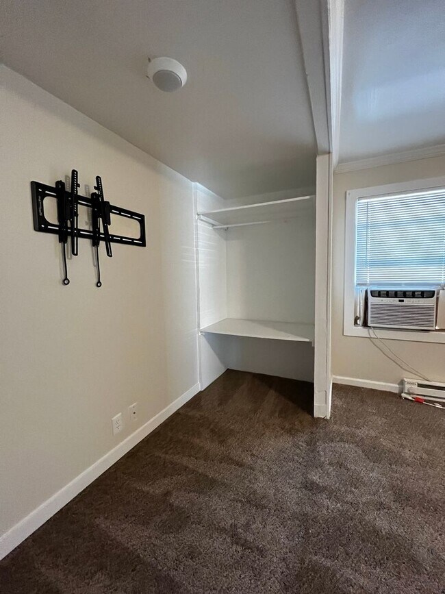 Building Photo - 2 Bedroom Single Family