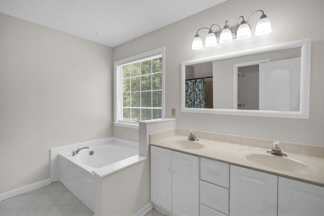 Building Photo - Stunning 4-bed Home in Hinesville With Two...