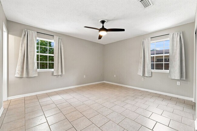Building Photo - 1510 Royal Palm Dr