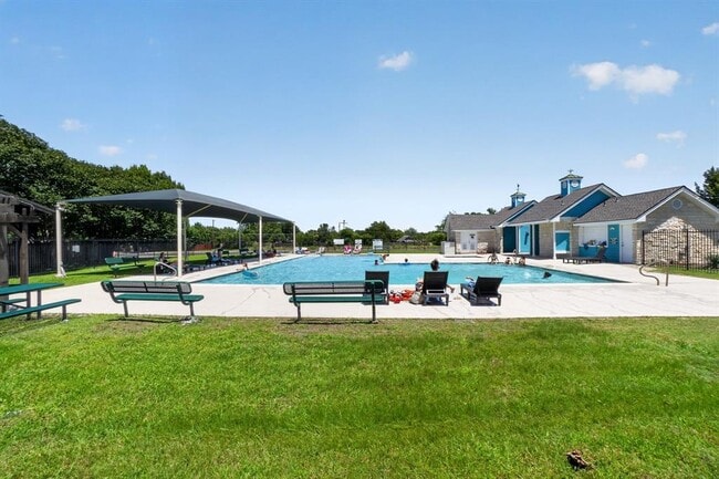 Building Photo - 300 N Carriage Hills Dr
