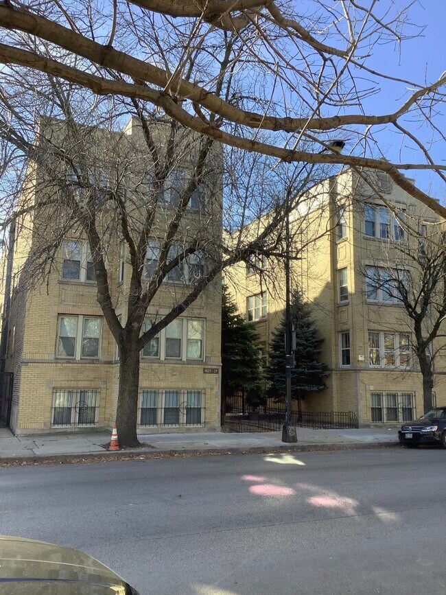 Primary Photo - 4827 W Addison St