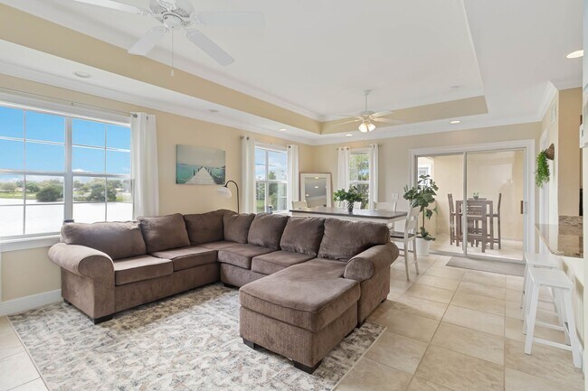 Building Photo - Beautiful furnished 2/2 condo with stunning water view available May 2026 for a short-term stay