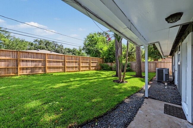 Building Photo - 5202 Nina Lee Ln