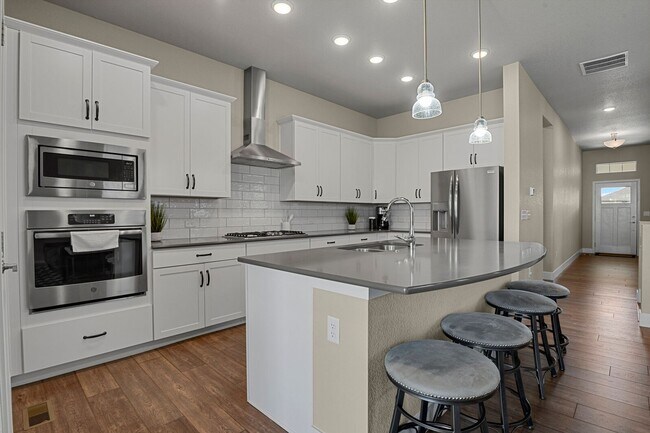 Building Photo - Single Family w/ Elegance