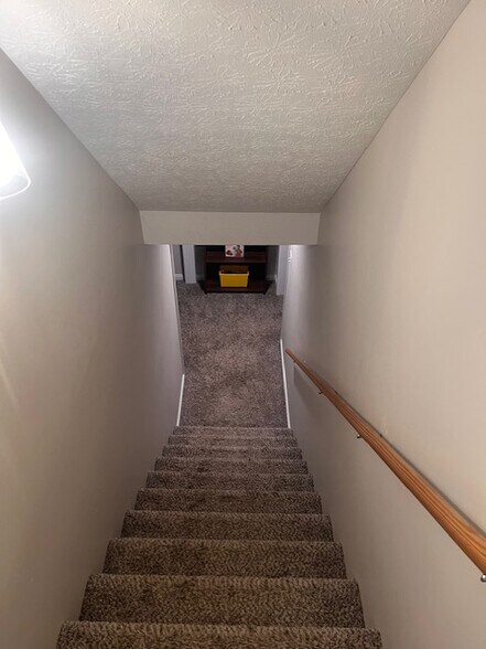 Building Photo - 102 Pineland Ln