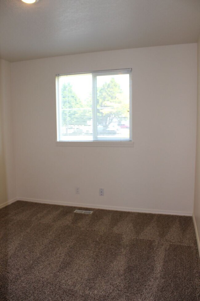 Building Photo - 4 bedroom, 2.5 bath home in quiet Scappoose neighborhood