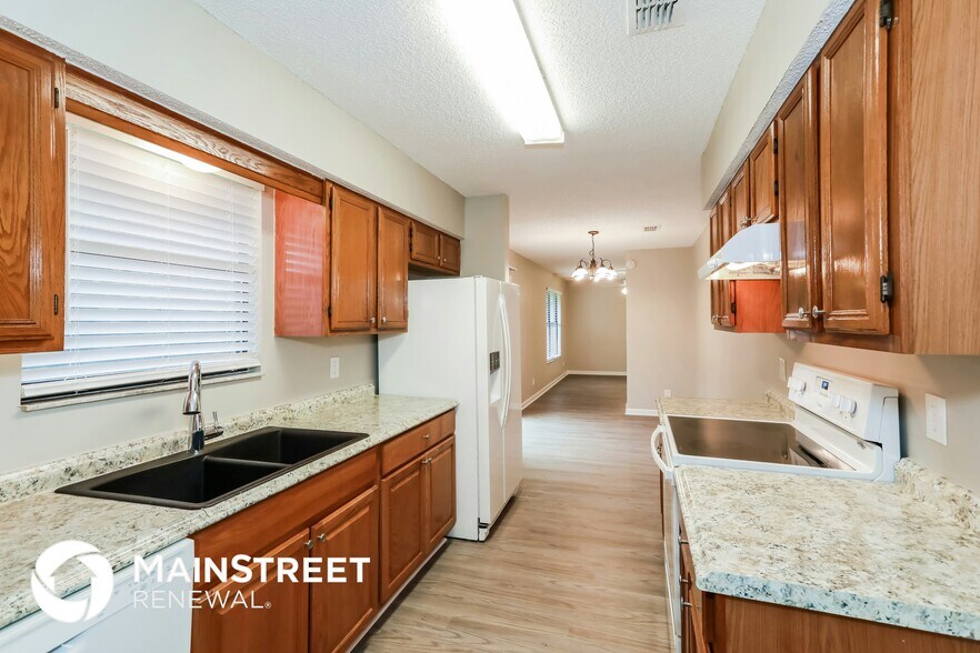 Building Photo - 6353 Tree Top Cir W