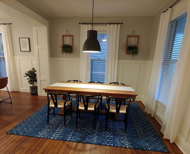 Building Photo - Updated HISTORICAL Downtown Home w/fenced ...