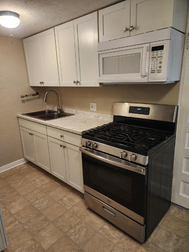Building Photo - Charming 1-Bed 1-Bath Wheatridge Duplex with Private Fenced Yard & Garage - Available Now!