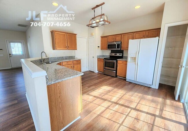 Building Photo - Great 3/2.5 Home in Sought After Charlotte...