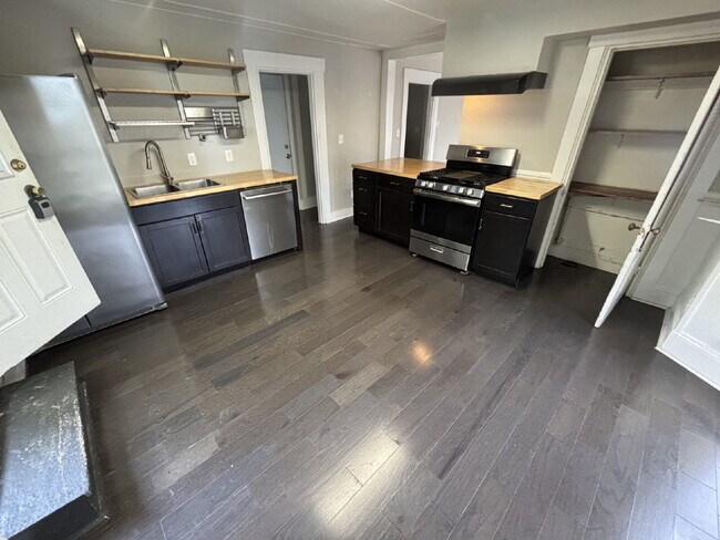 Building Photo - Bright & Spacious 3BR Second-Floor Apartment in Convenient Rochester Location