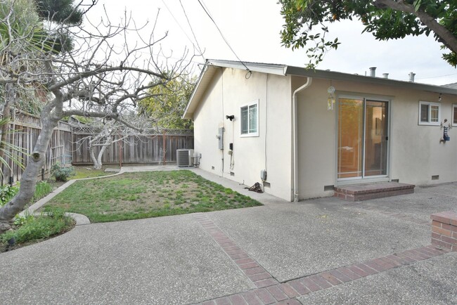 Building Photo - Beautifully Remodeled 3 Bedroom 2 Bath Wes...