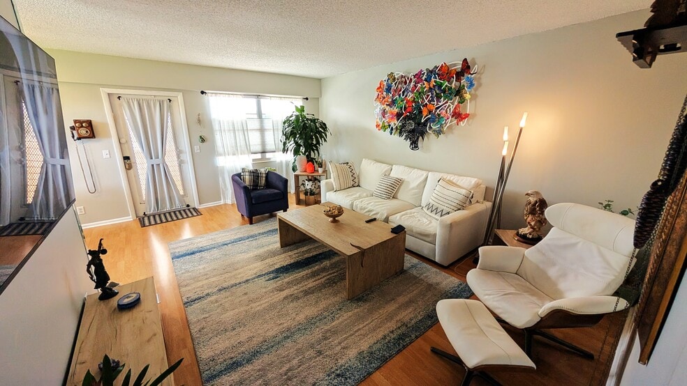 Building Photo - 542 Fanshaw M