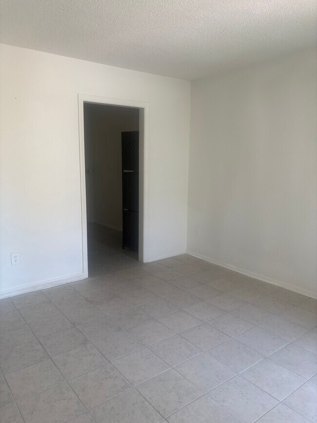 Building Photo - 2565 Peres Ave