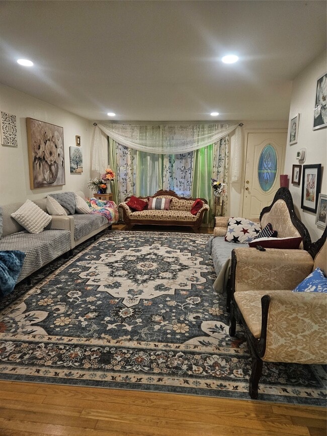 Building Photo - 12 Brookside Ave W