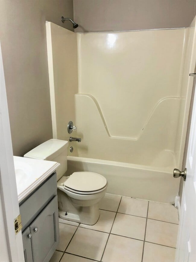 Building Photo - For Rent – 1203 Golfcourse Drive, Jonesboro, AR 72404