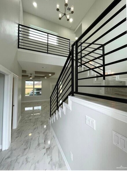 Entrance/Stairs - 5514 N Crown Pt