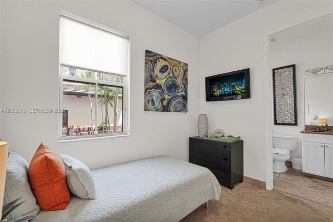 Building Photo - 2143 N Bay Rd