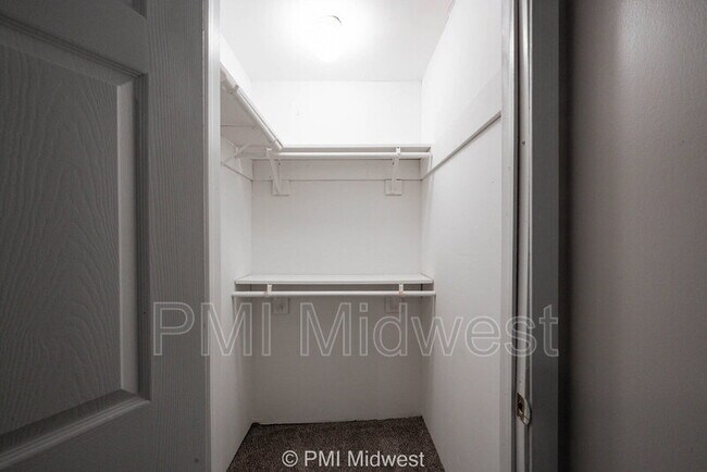 Building Photo - 1615 E Southport Rd
