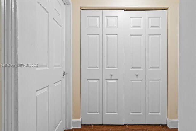 Building Photo - 6841 SW 44th St