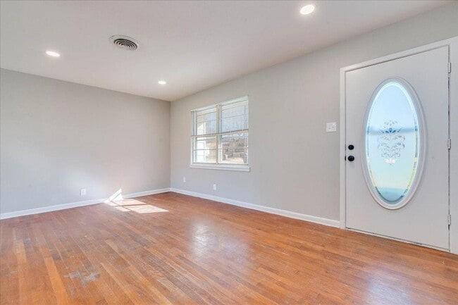 Building Photo - 704 S 3rd St