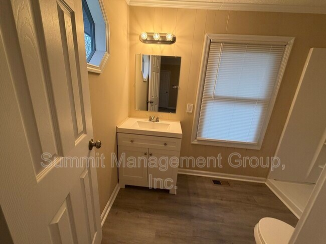 Building Photo - 34 Ivy St