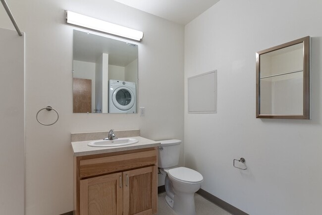 Building Photo - 3039 Clinton Dr