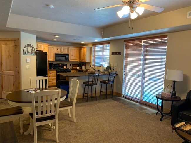 Building Photo - 6010 N Fox Pointe Cir
