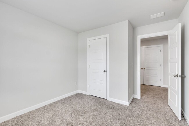 Building Photo - AMAZING LEASE SPECIAL!..Two-story 3BR/2.5BA townhome in Foxcroft Townes in Greenville - available...